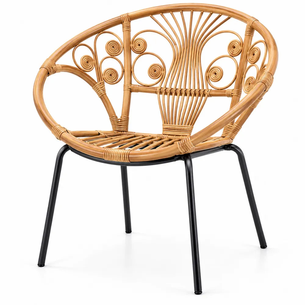 Chaise en rotin avec pieds en métal noir